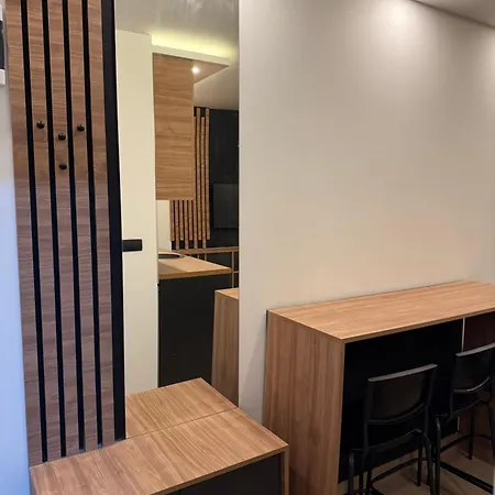 Sophie & Sarah - Hill, Apartment