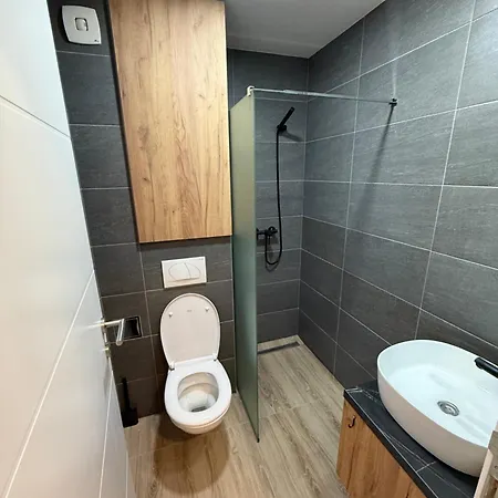 Sophie & Sarah - Hill, Apartment