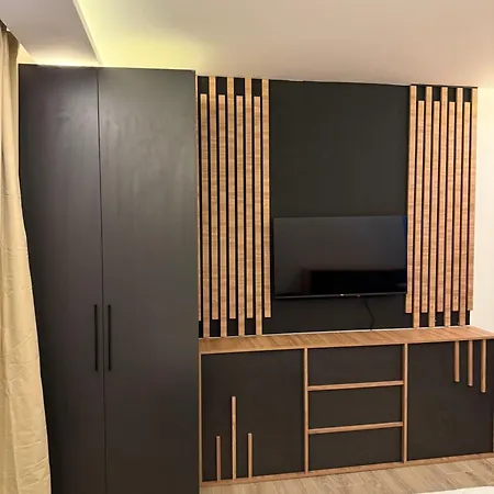 Sophie & Sarah - Hill, Apartment