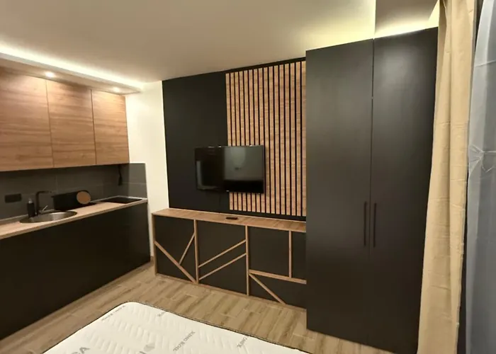 Sophie & Sarah - Hill, *